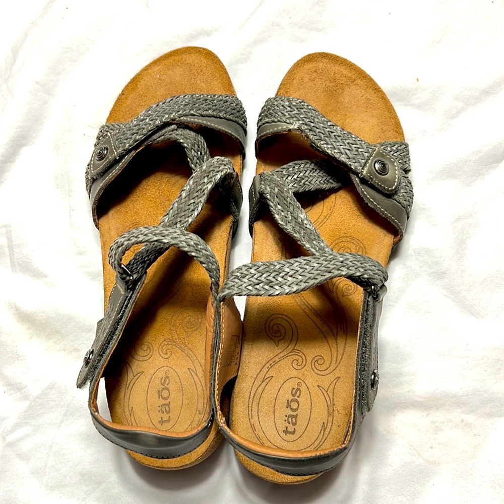 Taos women sandals shoes size 9.5 excellent condition used